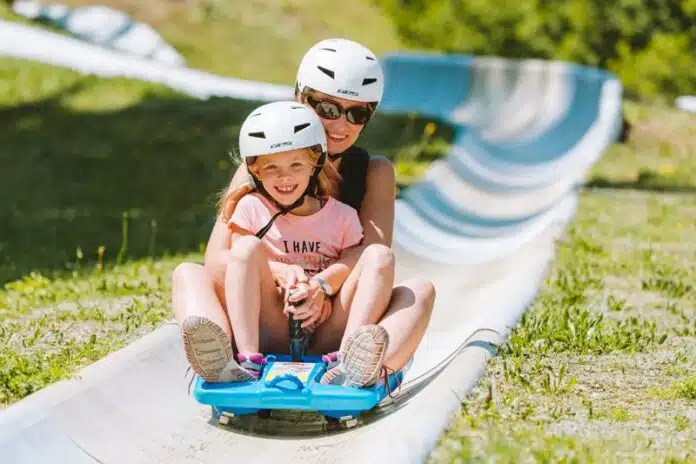 Glissez sur les pistes ensoleillées tout savoir sur la luge d'été