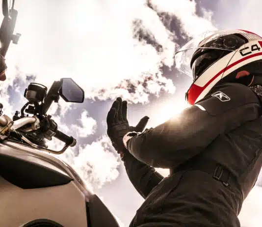 un motard enfilant des gants