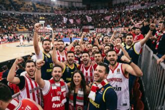 Groupe de fans passionnes de basketball en EuroLeague