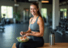 Sportifs : Aliments pour perdre du poids en optimisant l’effort Jeune femme sportive préparant une salade saine en salle de sport