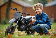 Moto enfant Yamaha : l’art d’entretenir la Piwi de votre enfant Garçon souriant nettoyant sa moto Yamaha Piwi