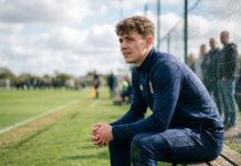 Mercato : ces joueurs sous-cotés qui pourraient créer la surprise Jeune footballeur assis sur banc en pleine réflexion