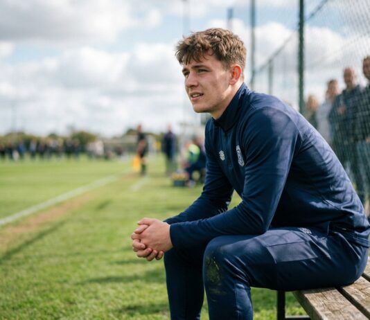 Mercato : ces joueurs sous-cotés qui pourraient créer la surprise Jeune footballeur assis sur banc en pleine réflexion