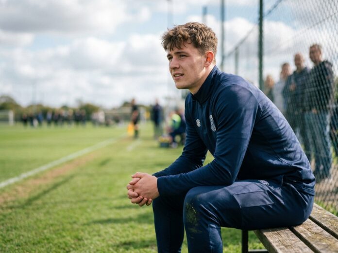 jeune-footballeur-entraneur-sportif Jeune footballeur assis sur banc en pleine réflexion