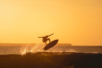 Matériel de surf : neuf, occasion ou location, comment bien s'équiper en France ?